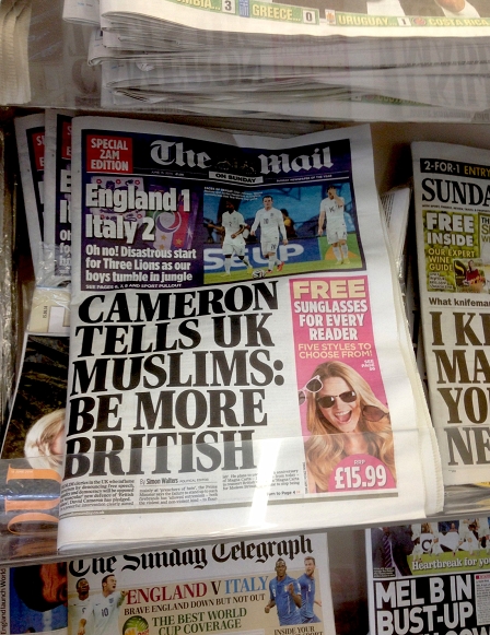 © Robert Rotifer "Cameron tells UK Muslims: Be More British" als Überschrift der Mail on Sunday